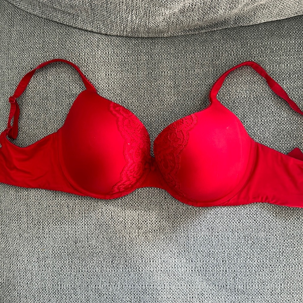 Red lace Victoria’s Secret push up bra size 34DDD